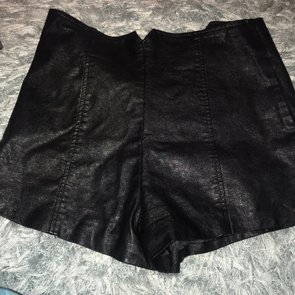 Leather shorts preloved - Picture 2 of 2